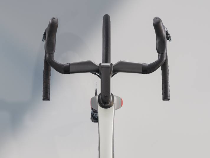 Sur le guidon étroit en carbone, dont la forme permet une position de montage des bosses des poignées extrêmement inclinée vers l'intérieur, les secousses du sol sont transmises plus directement au cycliste.