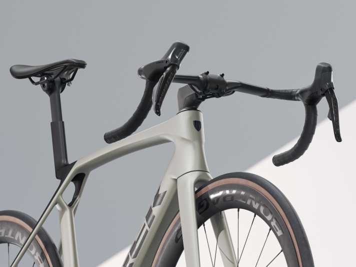 The new racer is a further development of the Madone, which in its eighth generation has emancipated itself as a race all-rounder.