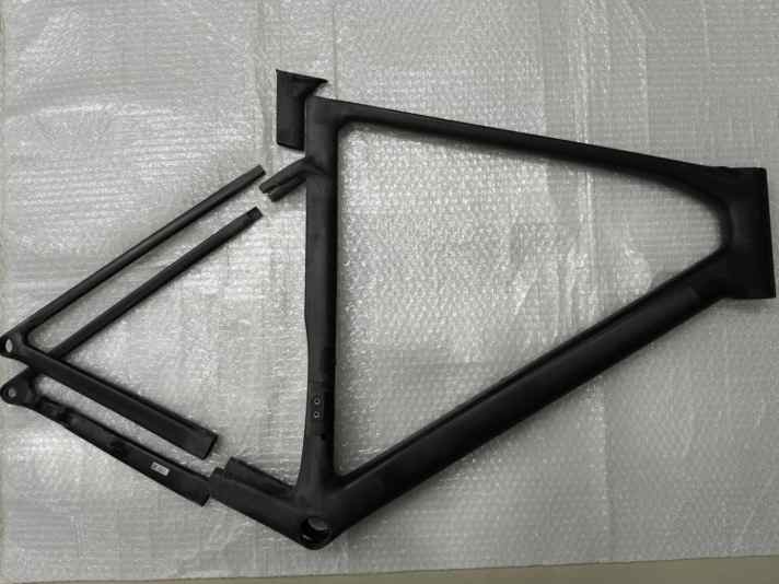 Der unlackierte Rahmen profitiert an der Waage von einer neuen Fertigungstechnik. Colnago gibt für den nackten Rahmen ein Gewicht von 685 Gramm in kleiner Rahmengröße an.