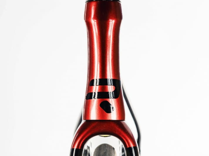 Wasp waist: The slim head tube offers little surface for the wind to attack.