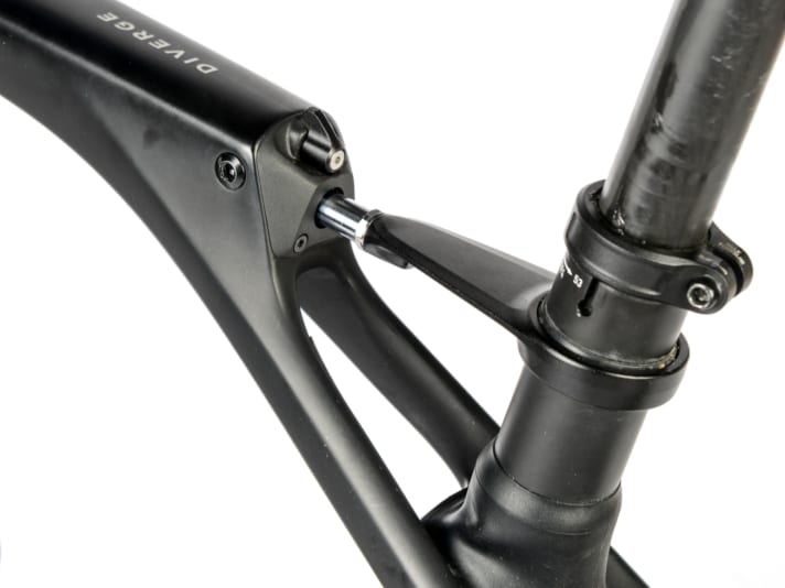 The complicated spring technology at the rear pays off: the Diverge STR skids over bumps in the softest damper setting.