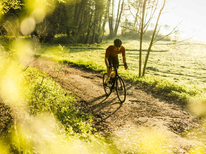 Schlechte Straßen sind für das Blend Road dank voluminöser Reifen kein Problem. Die Gravel-Version des neuen Rose rollt auf 40-Millimeter-Gummis.