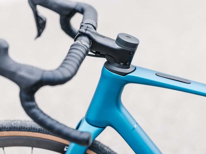 Tidy look: The brake lines are routed into the head tube under the stem. All equipment variants come with carbon handlebars.