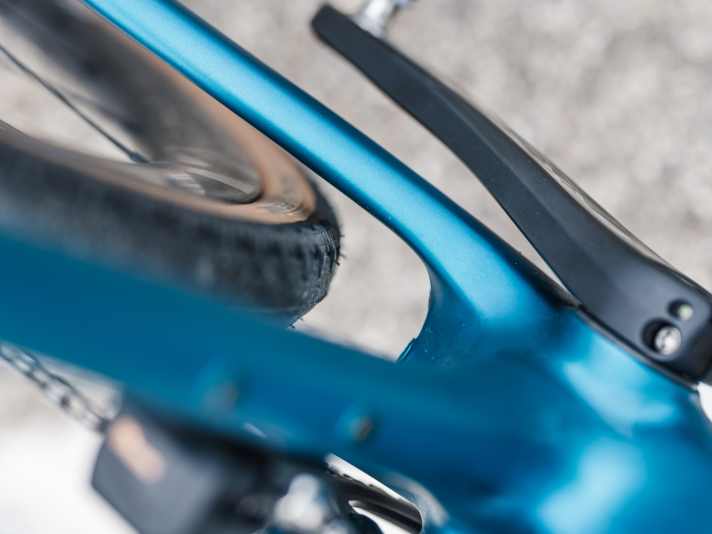 With tyres up to 50 millimetres wide, the Nuroad can be equipped for difficult terrain. When used with mudguards, 45 millimetre wide tyres still fit.