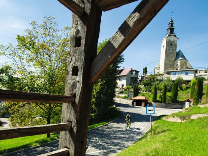 Typisch Untersteiermark: Holzgerüste zum Trocknen von frisch gemähtem Gras