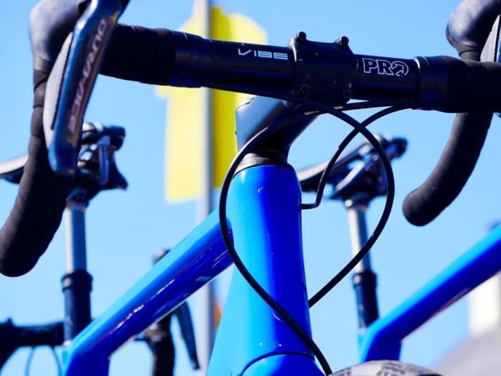 Die blauen Ersatzräder mit außenliegenden Bremsleitungen sind aerodynamisch nicht konkurrenzfähig.