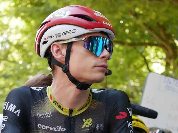 Jonas Vingegaard opts for the classic aero helmet from the equipment manufacturer: Giro Exlipse Pro