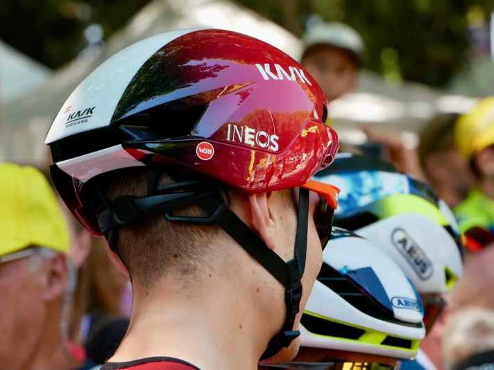 Kask Nirvana sur la tête du pilote Ineos Carlos Rodriguez
