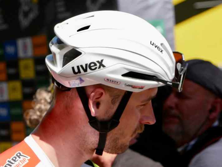 Uvex Surge Aero kann dank eines wechselbaren Covers in Sekundenschnelle an die Bedingungen angepasst werden