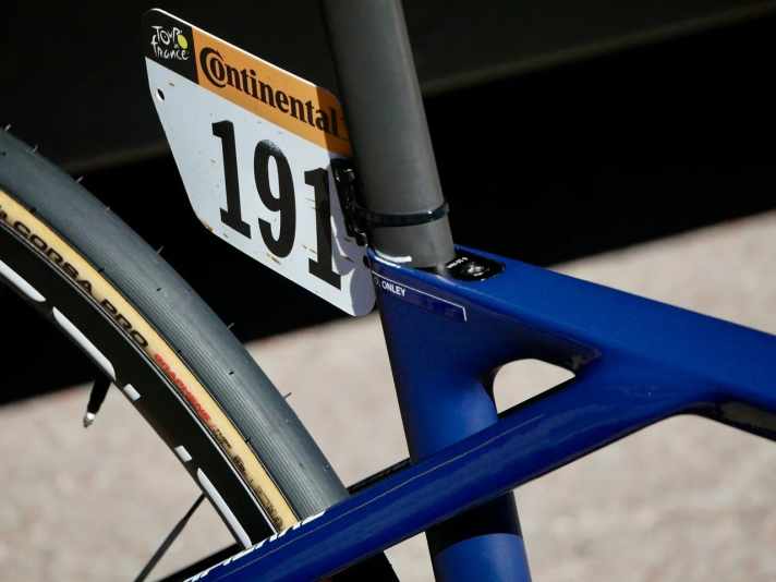 Das auffälligste Detail zeigt sich am Sitzknoten: Das Sitzrohr ist frei und kann dadurch über einen großen Bereich schwingen