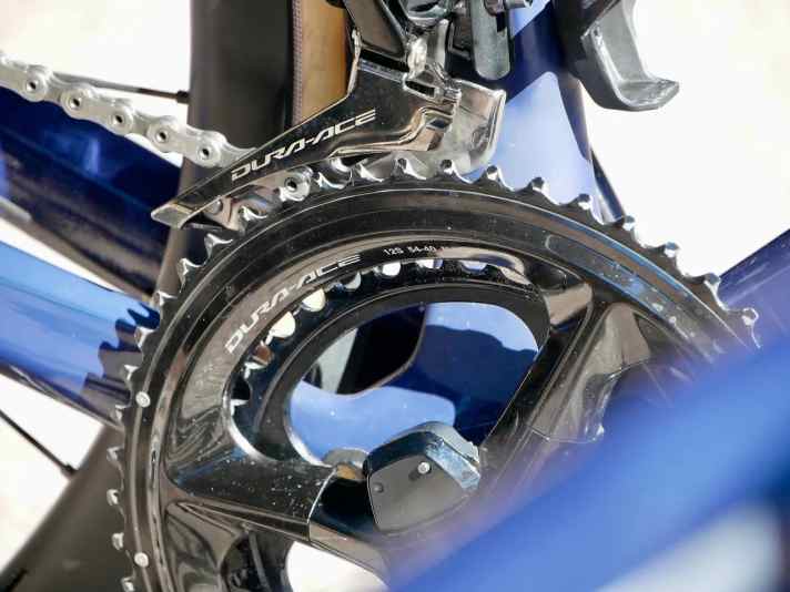 We saw the 54/40 chainring combination on the 16th stage with a mountain finish on Mont Ventoux on many pros who are travelling with Shimano parts