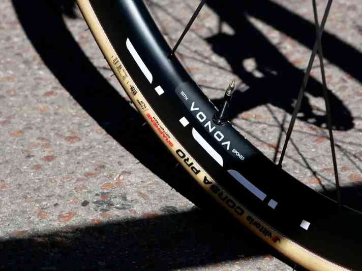 Die Laufräder von Ursus, eingespeicht mit Vonoa-Speichen, fallen auf der Mont Ventoux-Etappe aus Gewichtsgründen etwas flacher aus