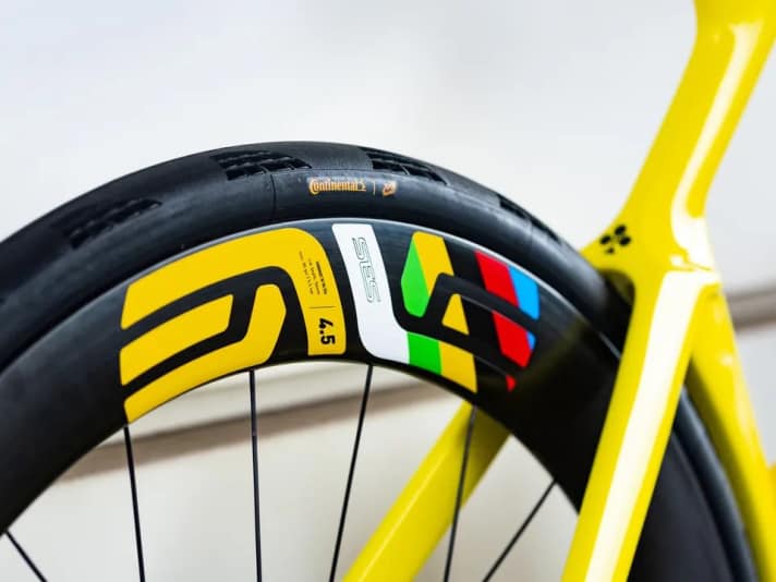 So oft wie Pogačar das Trikot des Führenden trägt vergisst man schnell, dass er auch der amtierende Weltmeister ist