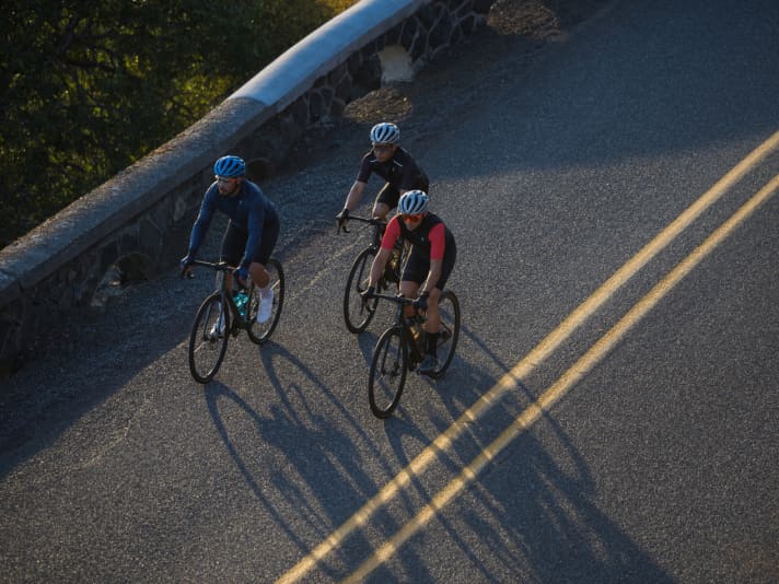 Lors du premier test de conduite TOUR, le Defy Advanced SL 0 a convaincu par son confort arrière impressionnant et son comportement routier particulièrement agile.