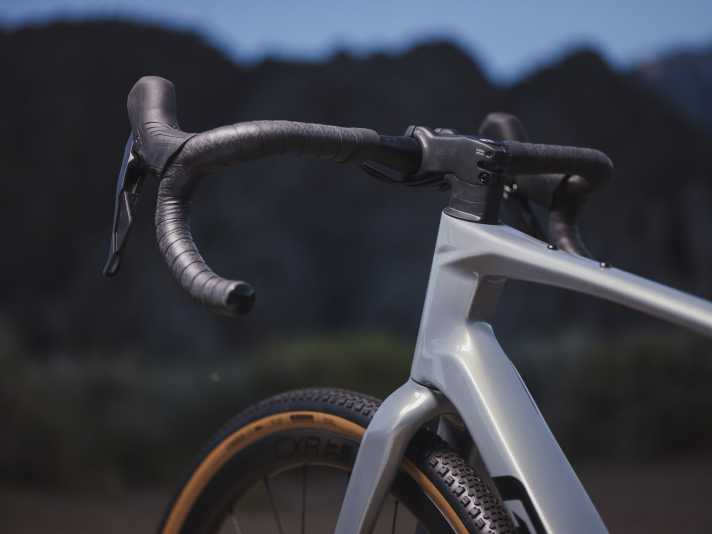 Each model is equipped with carbon handlebars.