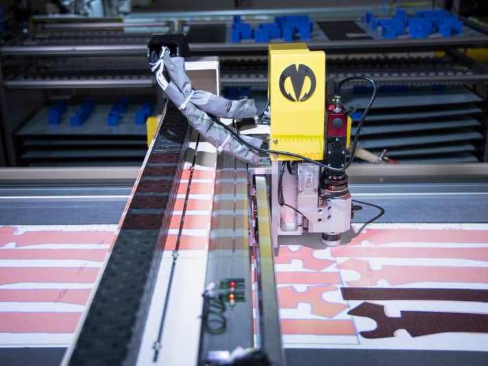 Giant ne découpe plus les différentes pièces en carbone pour le cadre au laser, mais avec la méthode dite Cold-Blade-Cutting. Les Taiwanais espèrent ainsi obtenir une plus grande précision et éviter d'endommager les tapis de carbone sensibles.
