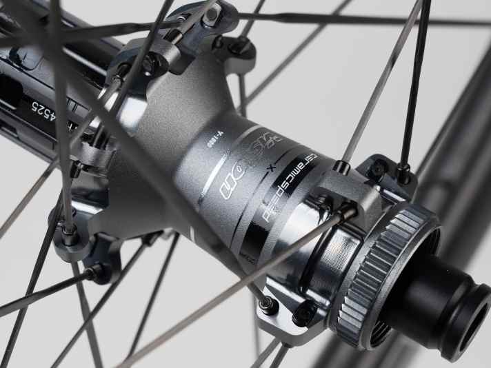 V-1000 hub with CeramicSpeed bearing