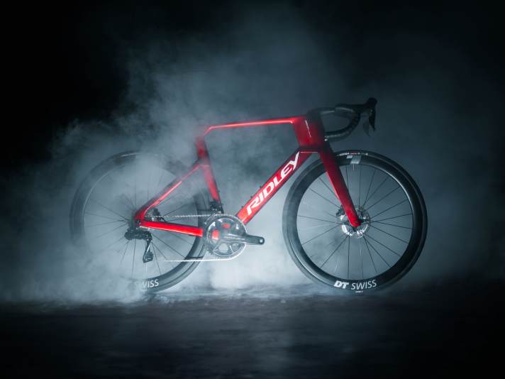 Ridley bietet zwei Versionen an: Das Noah Fast 3.0 basiert auf einem leichteren Rahmen-Set und kommt ausschließlich mit Aero-Cockpit, das Noah 3.0 ist dafür etwas schwerer und auch mit Lenker-Vorbau-Kombis erhältlich.