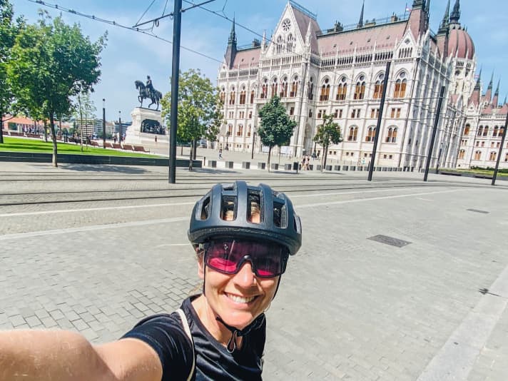 Sara Hallbauer, hier vor dem Parlamentsgebäude in Budapest beim NorthCape4000