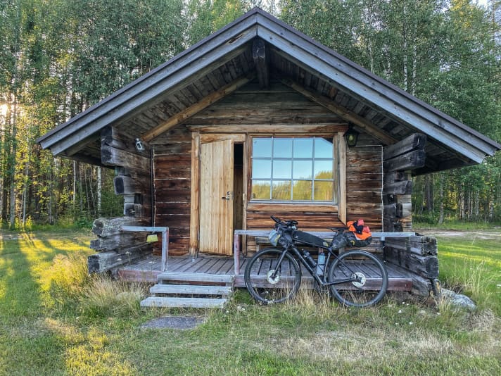 NorthCape4000: Rustic and cosy camping hut in Lapland