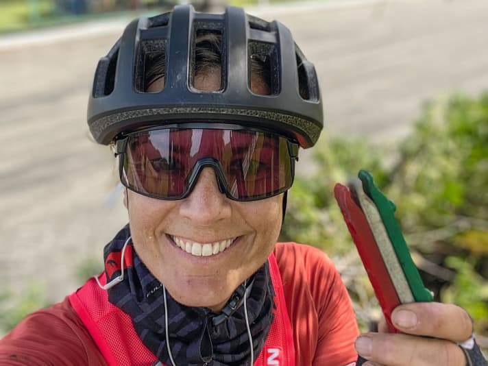 The tyre levers of the helpful Italian participants trigger feelings of happiness