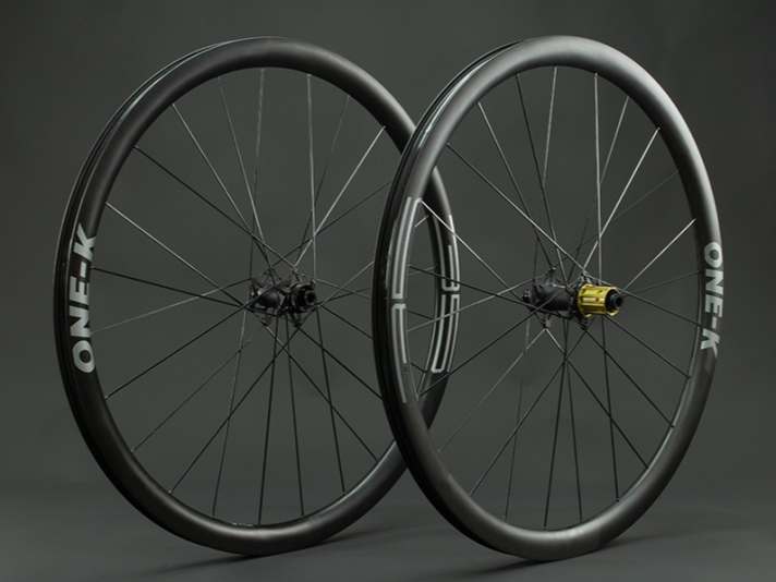 The flat version of the new One-K ÆRA is said to weigh a sensational 975 grams. The version with more aerodynamic carbon rims weighs 1135 grams.