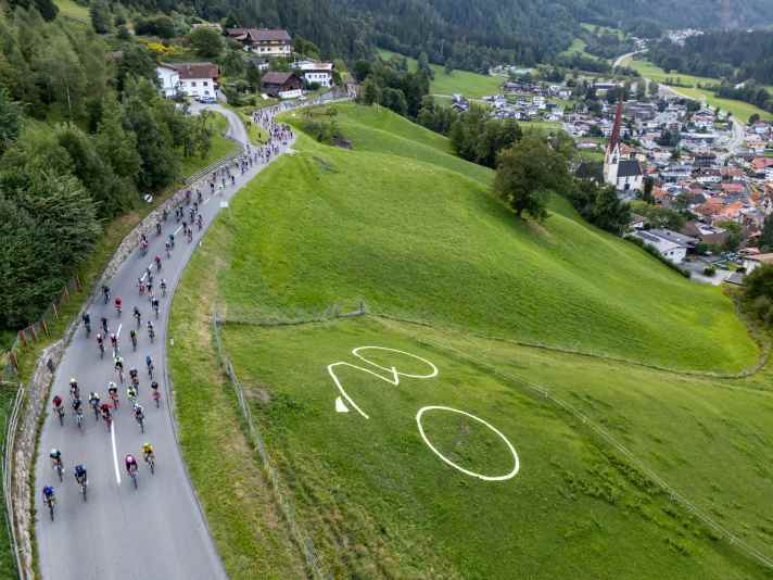 Radfahrer im Anstieg nach Kühtai bei Kircheben Schrofen in Ötz