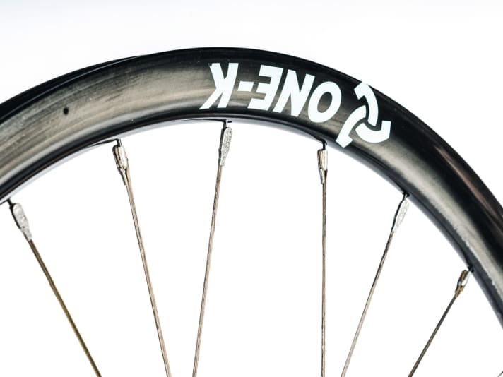 Bei One-K werden die Speichen mit Schlaufen in Titan-Einsätzen an den Felgen gehalten