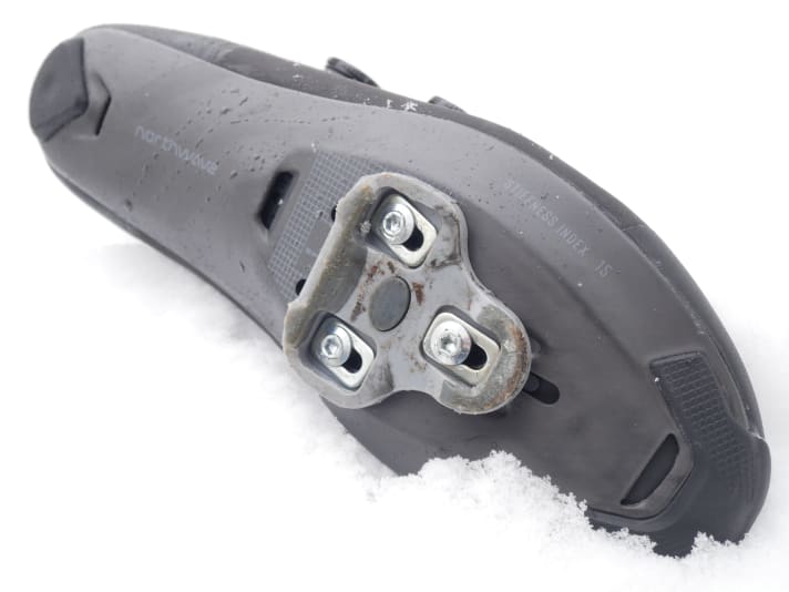 Die Carbonsohle bietet eine exzellente Kraftübertragung. Bei schneeglatter Fahrbahn bietet sie aber wenig Grip.