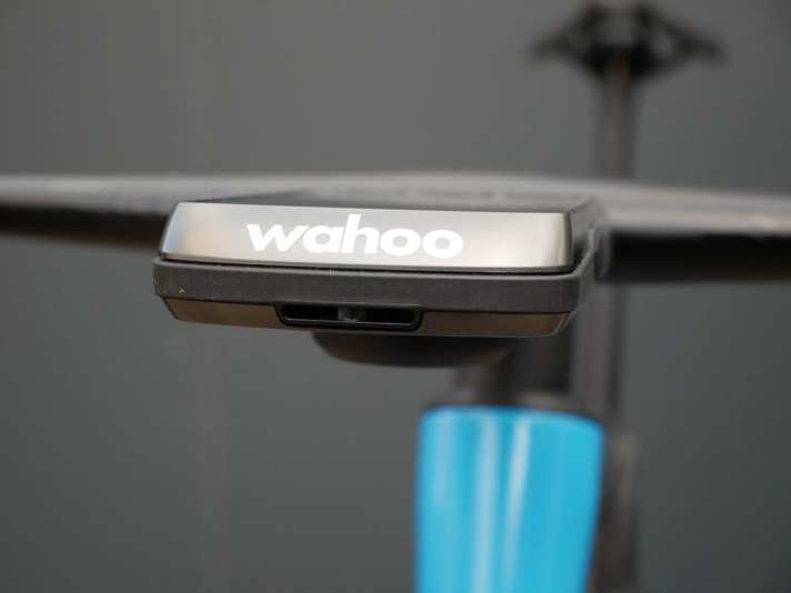 A pressure sensor is hidden in the small opening on the front of the Elemnt Ace, which is used to calculate the so-called airspeed.