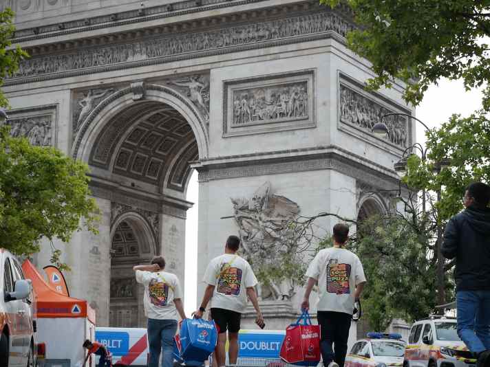 So far, the YouTubers have only made it to the tour as pizza suppliers - now they want to reach the Arc de Triomphe in Paris with their own team