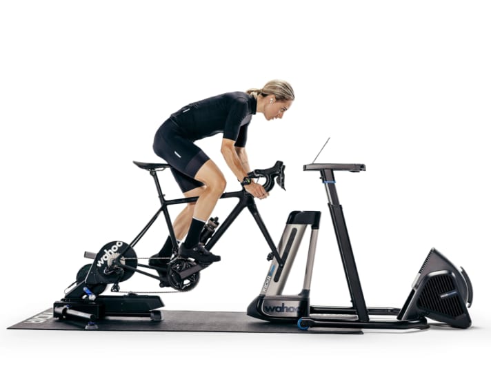 So kann ein Indoor-Setup aussehen. Smarttrainer, Kickr Climb mit Base Adapter für die Simulation von Anstiegen und Wahoo Headwind für angepasste Abkühlung