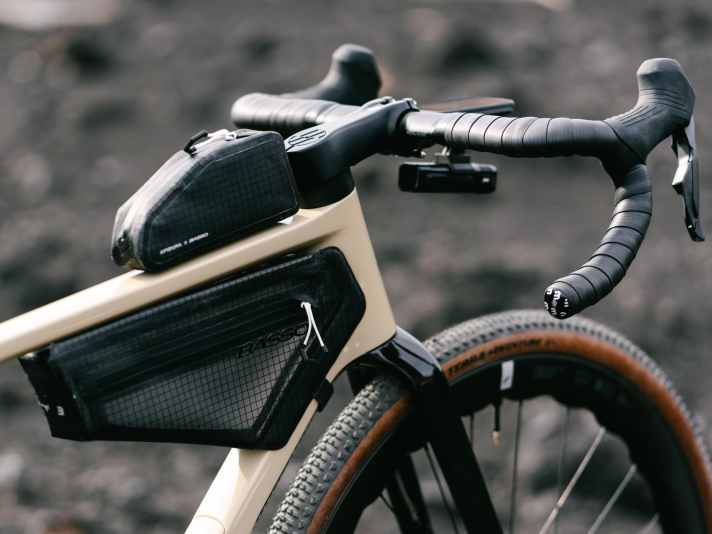 Together with the British specialist Apidura, Basso developed custom-fit frame and top tube bags for the Palta, which are attached to screw eyelets and fit seamlessly into the design.