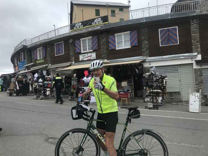 Sehnsuchtsziel und Rummelplatz: An der Stelvio-Passhöhe