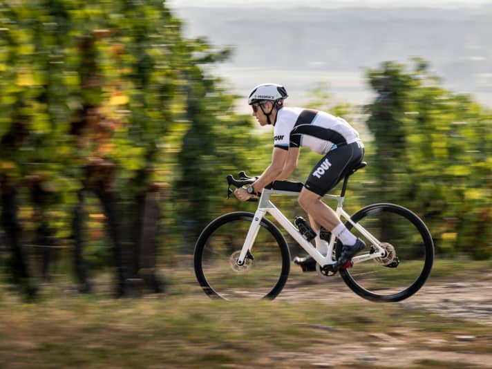 Bereits ab Werk rollt das Paralane auf 32 Millimeter breiten Reifen und nimmt damit Feldwege unter die Reifen.