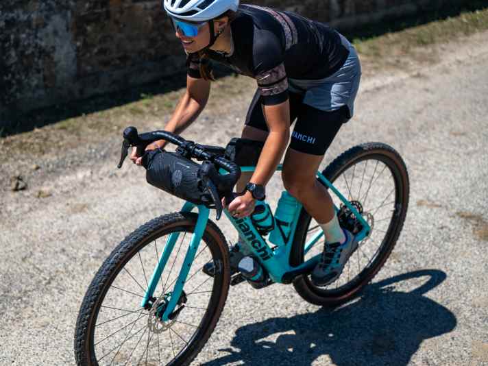 Erstmals präsentiert Bianchi eine eigene Taschenkollektion. Das vierteilige Set ist bei ausgewählten Fachhändlern erhältlich. Zum Preis machten die Italiener keine Angaben.