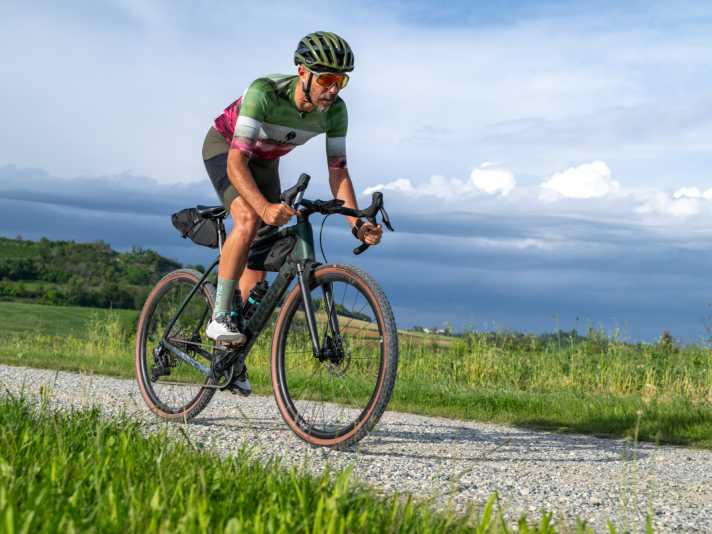 Trotz der abenteuertauglichen Ausrichtung des Arcadex fällt die Sitzposition mit einem STR-Quotient von 1,49 in mittlerer Rahmengröße relativ sportlich aus.