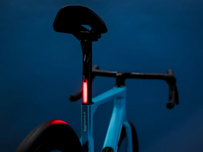 An der Carbonstütze der neuen Roadmachine kann ein LED-Rücklicht montiert werden. Bei den teureren Modellen, die sich durch das Kürzel 01 in der Modellbezeichnung zu erkennen geben, ist dieses bereits im Lieferumfang enthalten.