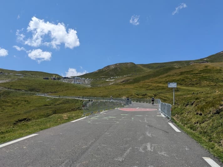 Die Absperrgitter sind nicht immer zu finden auf den letzten Metern der Ost-Auffahrt zum Col du Tourmalet. Hier sichern sie die letzten Meter für die Bergankunft der Tour de France Femmes 2023.