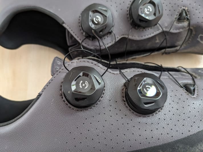 Der doppelte Drehverschluss gibt dem Fuß Halt im Schuh - ohne zu drücken