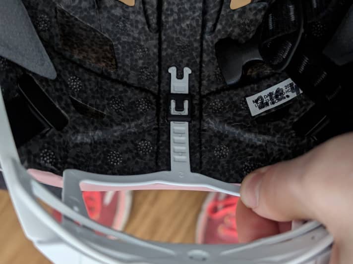 Die Höhe des Haltesystems am Hinterkopf lässt sich bei Bedarf per Druck oder Zug am System vor jeder Fahrt anpassen.