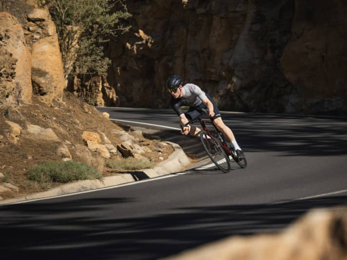 Die Sitzposition fällt im Stile eines Wettkampfrads sportlich aus. Laut Herstellerangabe ergibt sich für Rahmengröße 56 ein STR-Quotient von 1,41.