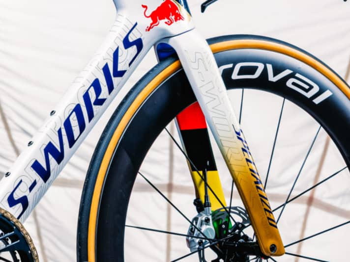 The golden dropouts are a tribute to Remco Evenepoel's double Olympic victory in Paris in 2024. The inside of the fork blades in rainbow colours is a reminder of his three world time trial titles.