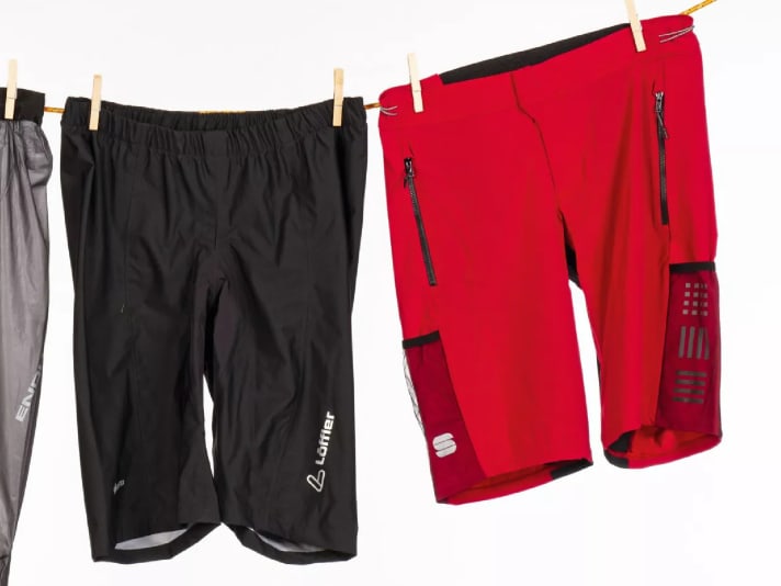 À gauche, le pantalon de pluie pour cyclistes de Löffler testé, à droite, le pantalon de pluie pour hommes de Sportful.