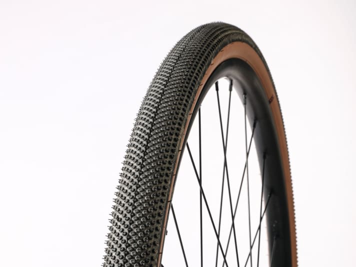 A rather fine profile of a gravel tyre