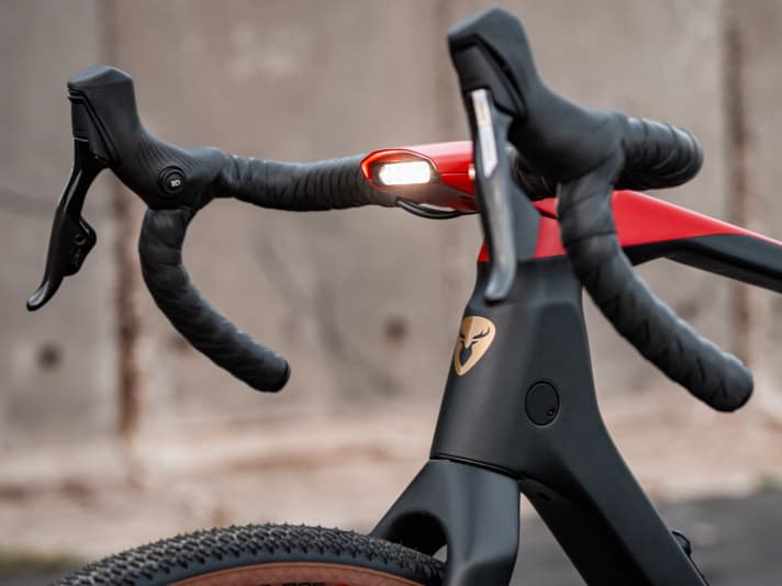 The new LED front light from Supernova, which is integrated into the stem, provides up to 1000 lumens. The switch for the high beam mode is located on the handlebar arch.