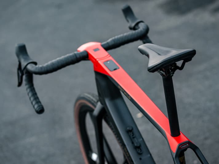 Stattliche Sattelüberhöhung: Auf dem R.R275 X sitzt man ausgesprochen sportlich, laut Rotwild liegt der STR bei 1,43.