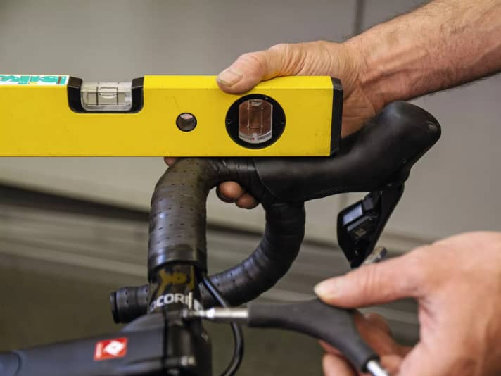 Racing bike handlebar spirit level