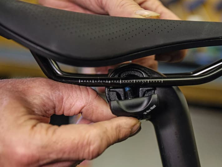 Support with lateral clamping jaws 