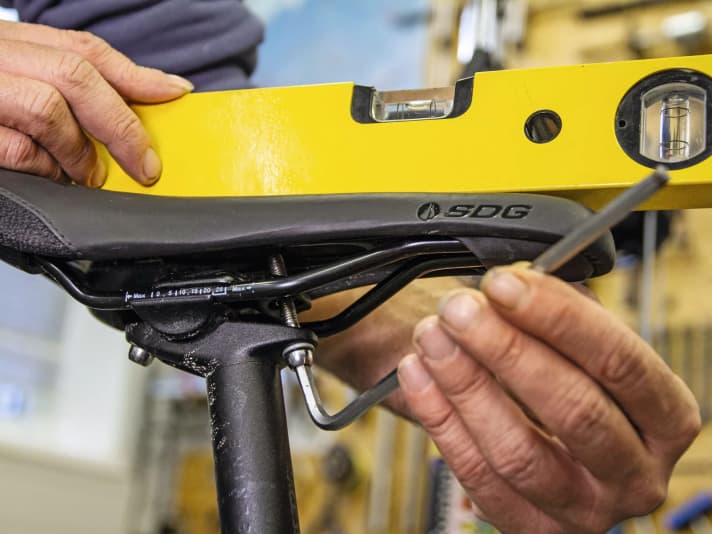 Road bike saddle spirit level